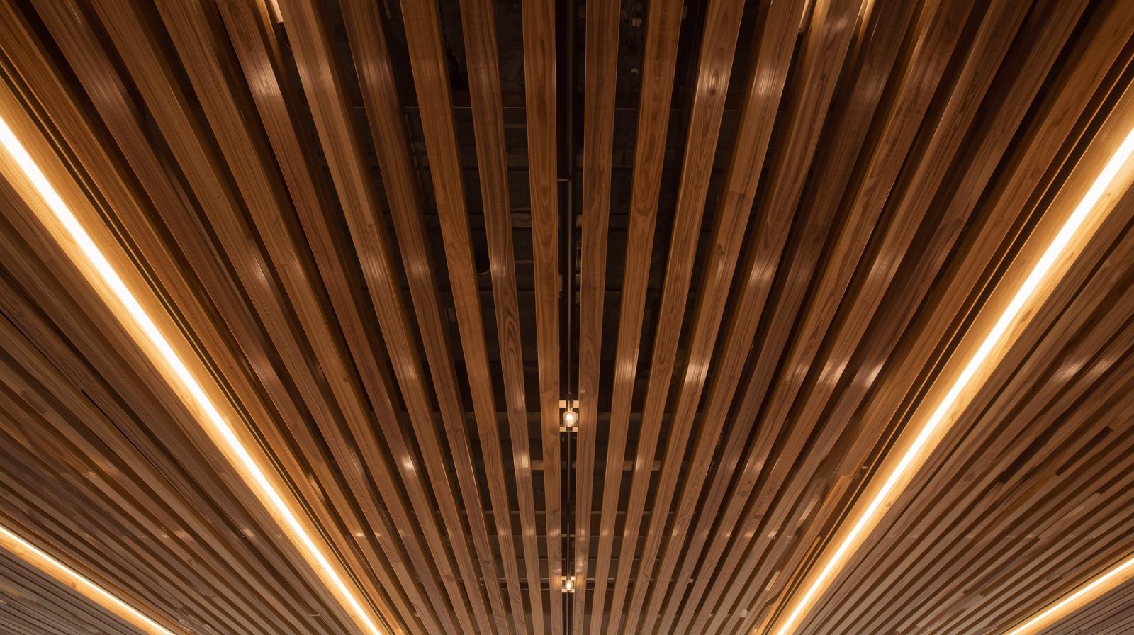 Ahşap tavan çizgisel aydınlatma